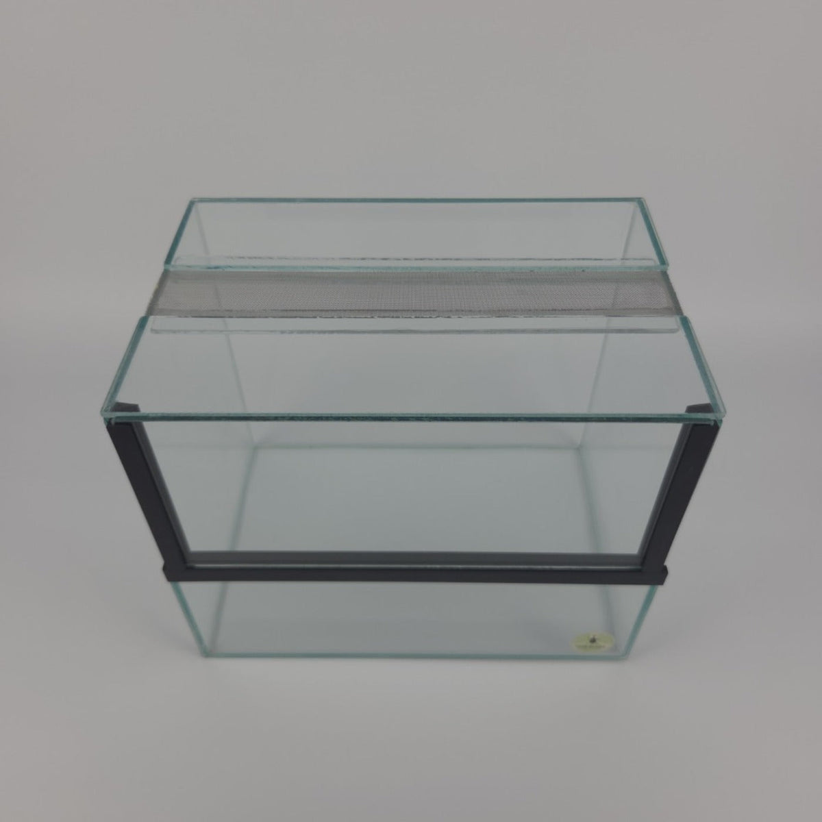 Bovenaanzicht insectenterrarium met ventilatiestrook