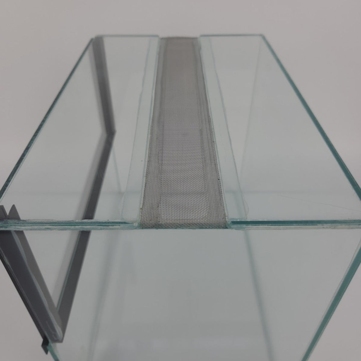 Detail van de 3 cm brede ventilatiestrook