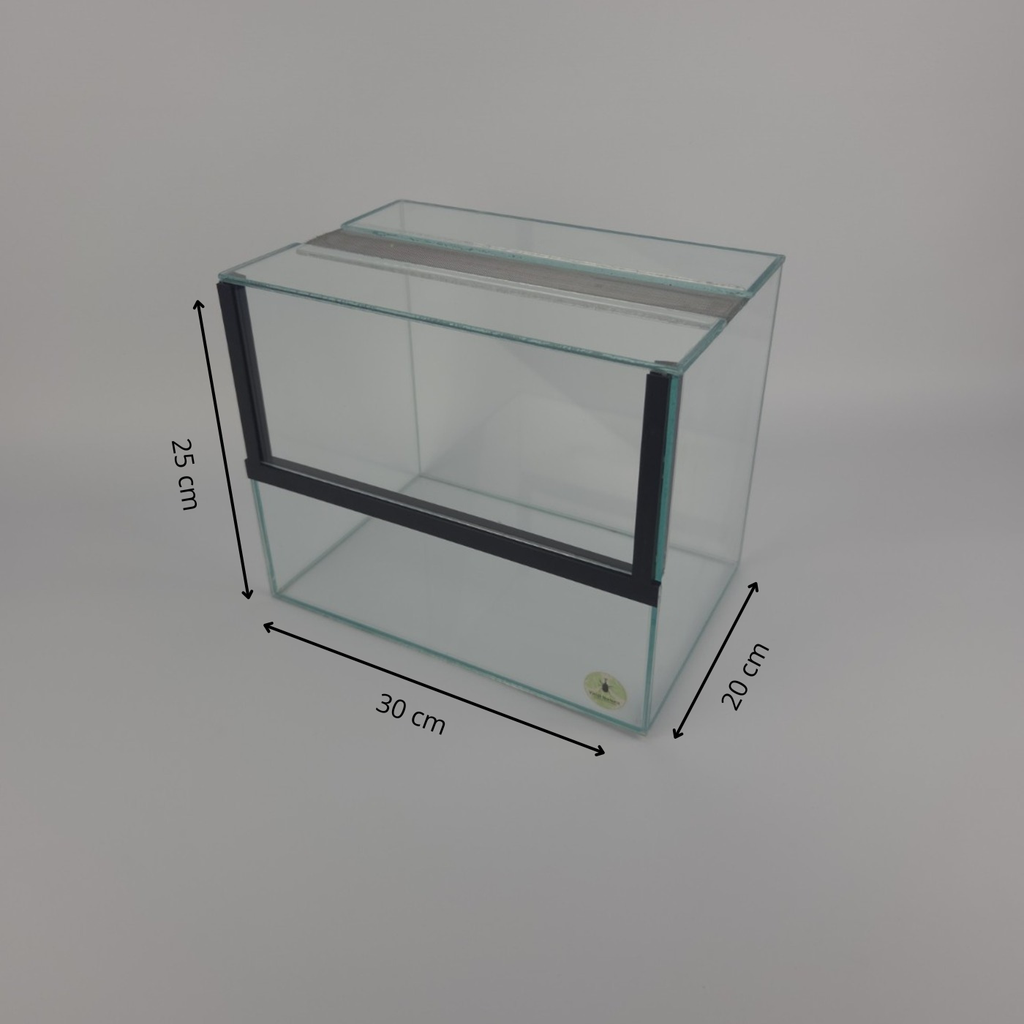 Afmetingen insectenterrarium: 30 cm breed, 20 cm diep en 25 cm hoog